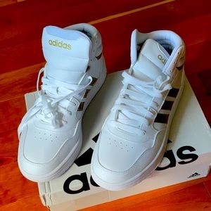 Woman basketball sneakers, size 9